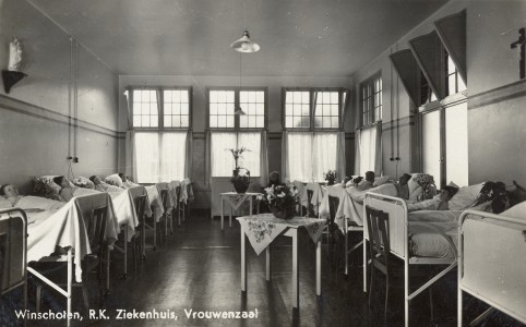 Foto boven: St. Lucas Ziekenhuis - De vrouwenzaal in het R.K. Ziekenhuis. Hier heeft mijn moeder vroeger ook gelegen in het bed helemaal rechts achteraan bij het raam.